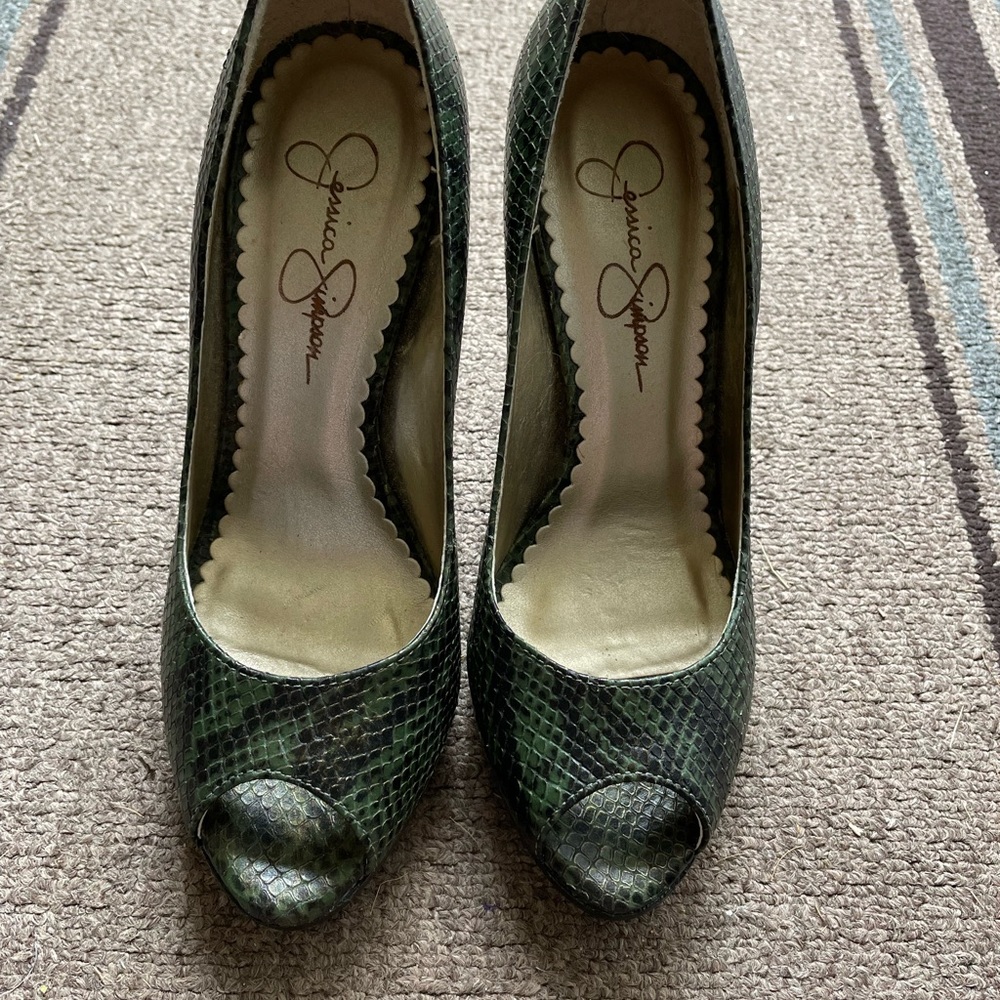 Jessica Simpson Snakeskin embossed heels. Green. Size 6B